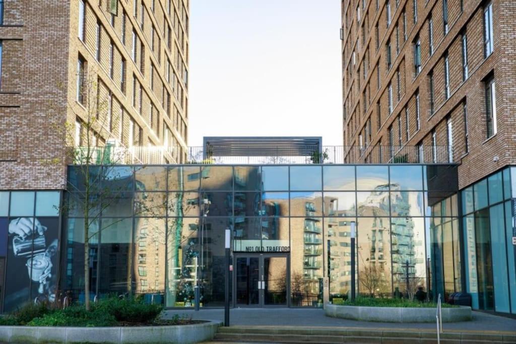 Modern Trafford 1Br Apartment-Free Parking-Cinema Room Manchester Exterior photo